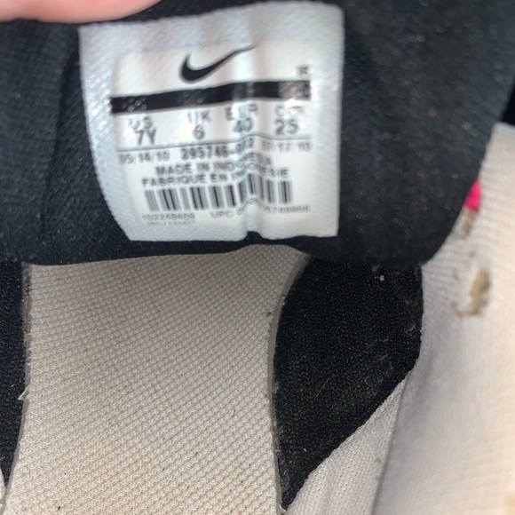 Nike Black and Pink Shoes - Picture 10 of 10